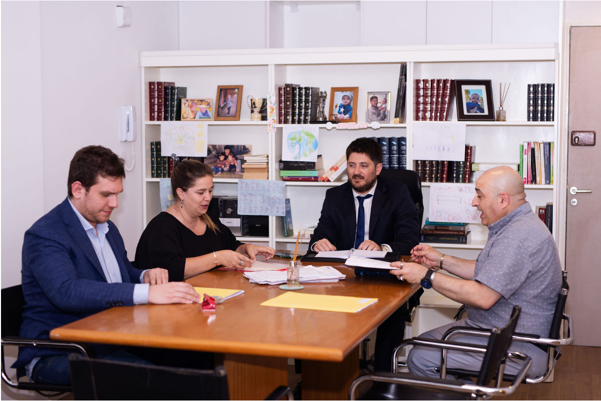 Equipo del Estudio Jurídico Primavera Pablo en reunión de trabajo