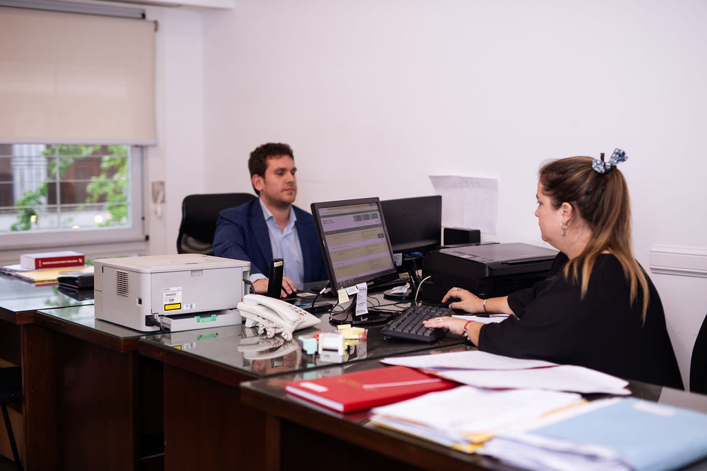 Integrante del estudio en su oficina